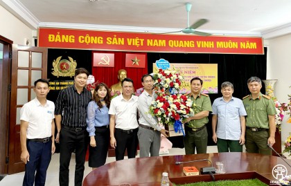 Doanh nghiệp trẻ Hoài Đức thăm chúc mừng Công an huyện nhân kỷ niệm 78 năm Ngày Truyền thống Công an nhân dân