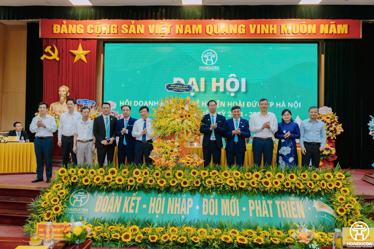 Lanh dao huyen tang hoa chuc mug